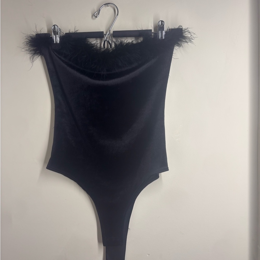 Fashion Nova Strapless Black Velvet Bodysuit with Feather/Bowa Trim